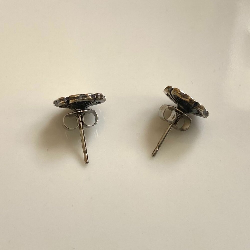 NWOT, Cute SS flower stud earrings, about 3/8". - Picture 3 of 3